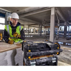 Dewalt DWST1-81078 TSTAK Radio Met Oplaadfunctie 230V/10,8V/12V/18V/54V Li-ion 24 Dewalt DWST1-81078 TSTAK Radio Met Oplaadfunctie 230V/10,8V/12V/18V/54V Li-ion -Efficiënte Gereedschapsopslag 12170 09